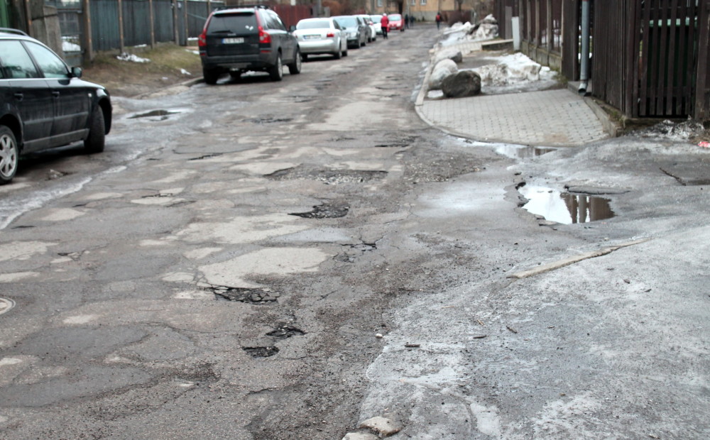 Situācija uz Latvijas autoceļiem šogad ir sliktākā pēdējos desmit gados