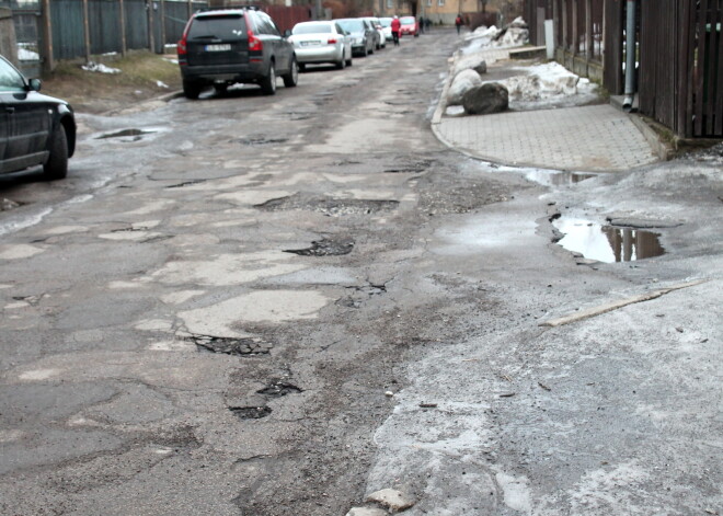 Situācija uz Latvijas autoceļiem šogad ir sliktākā pēdējos desmit gados