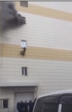 Кадры падения мальчика из окна горящего торгового центра потрясли всех!