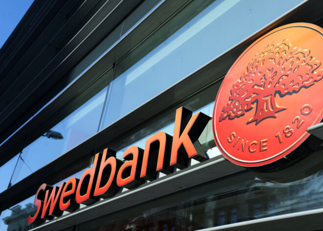 Sākotnējā izmeklēšana: "Swedbank" pārtraukusi attiecības ar aizdomīgajiem klientiem