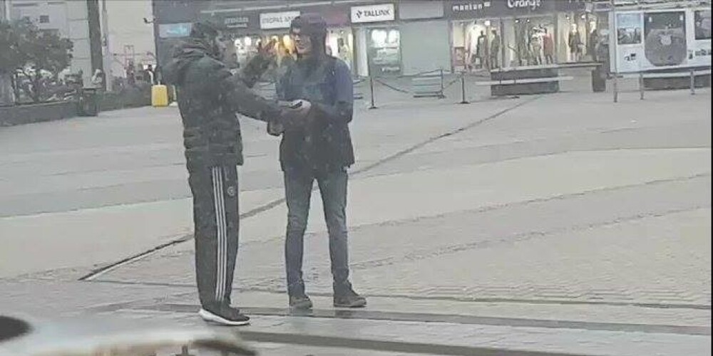Видео: воры "обчищают" прохожих в центре Риги