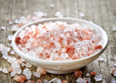 Vienīgais, ar ko Himalaju sāls esot vērtīgāks, ir cena un glītā krāsa. 