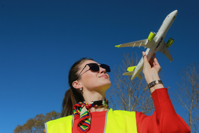 Kopš pagājušās vasaras Liepājas lidostā šiverē arī nelielas viena un divu motoru lidmašīnas ar "airBaltic" logotipu uz sāniem – tās izmanto nule atklātā šīs aviokompānijas pilotu skola.