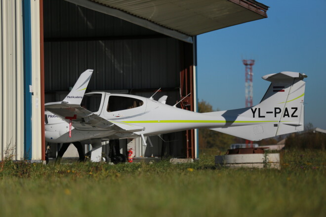 Kopš pagājušās vasaras Liepājas lidostā šiverē arī nelielas viena un divu motoru lidmašīnas ar "airBaltic" logotipu uz sāniem – tās izmanto nule atklātā šīs aviokompānijas pilotu skola.