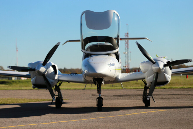 Kopš pagājušās vasaras Liepājas lidostā šiverē arī nelielas viena un divu motoru lidmašīnas ar "airBaltic" logotipu uz sāniem – tās izmanto nule atklātā šīs aviokompānijas pilotu skola.