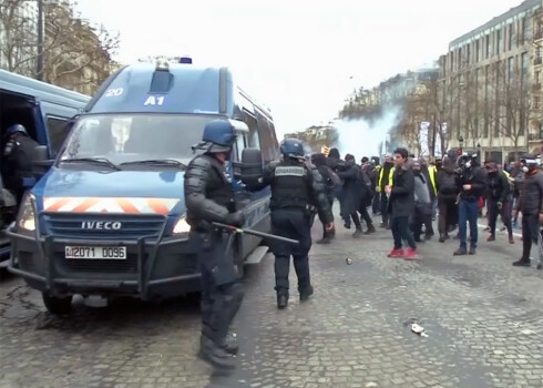 Parīzes policija ir aizliegusi protestu rīkošanu plašā teritorijā pilsētas rietumos, tai skaitā Elizejas laukos, pie prezidenta pils un Nacionālās asamblejas.