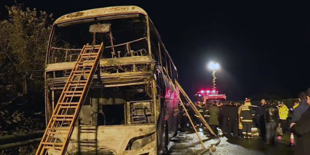 Tūristu autobusa ugunsgrēkā Ķīnā 26 bojāgājušie