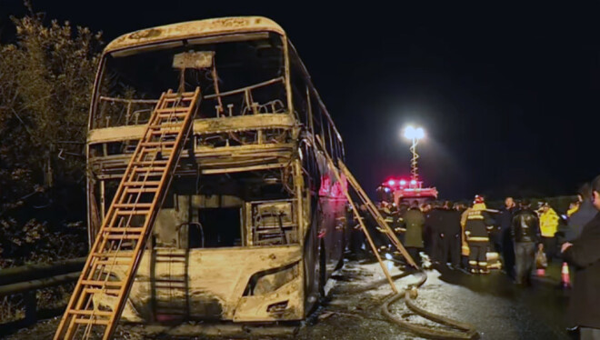 Autobuss pēkšņi uz šosejas aizdegās.