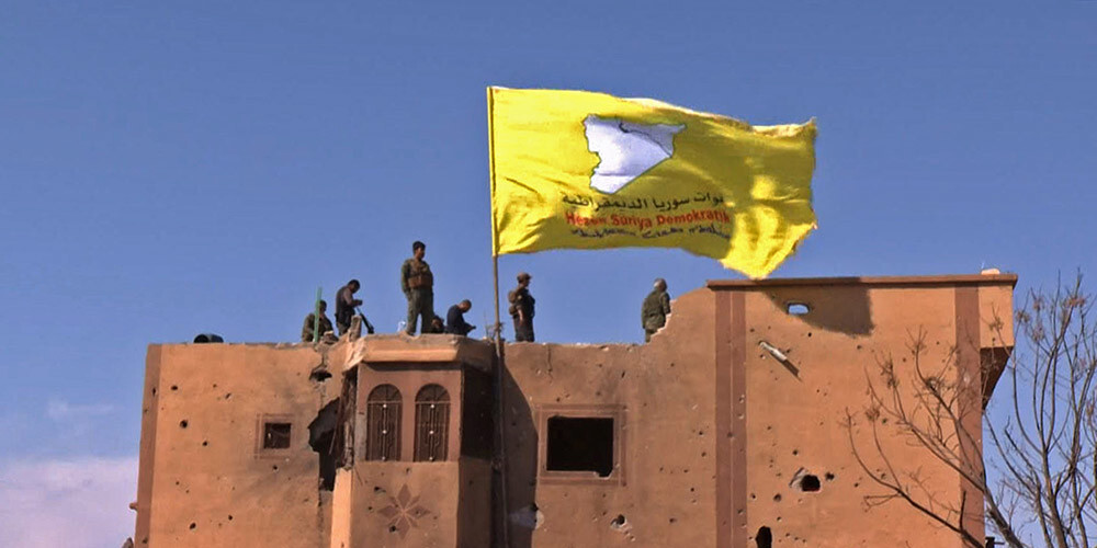 Baghūzā plīvo dzeltenais karogs: Sīrijas kurdi paziņo par "Islāma valsts" kalifāta iznīcināšanu