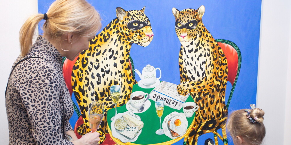 FOTO: atklāj gleznotājas Kristīnes Luīzes Avotiņas krāšņo izstādi "Karnevāls"