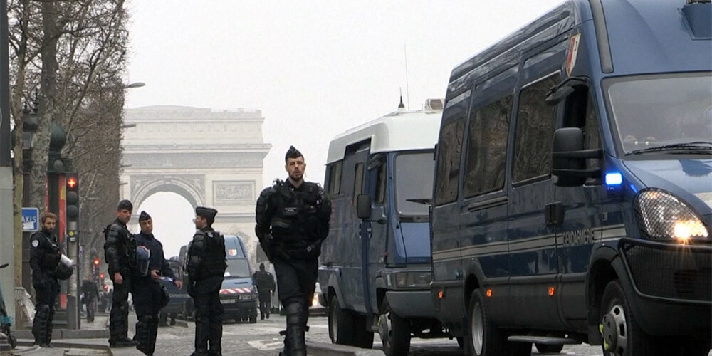 Francijā tūkstošiem policistu ir gatavi apslāpēt vardarbīgus "dzelteno vestu" protestus