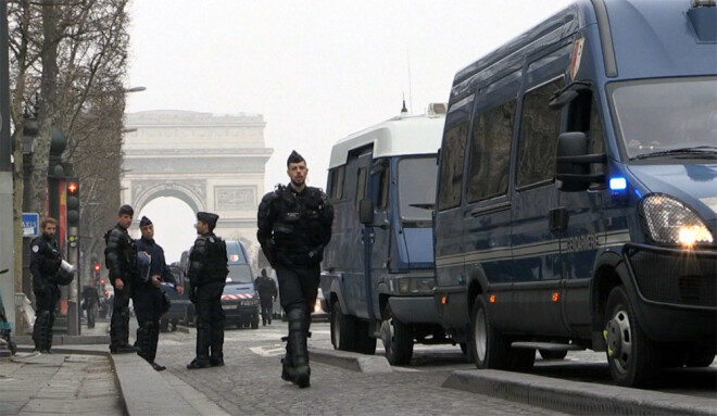 Ap triumfa Arku manāmi vairāki desmiti policijas spēkratu, arī bruņumašīnas un ūdensmetēji.