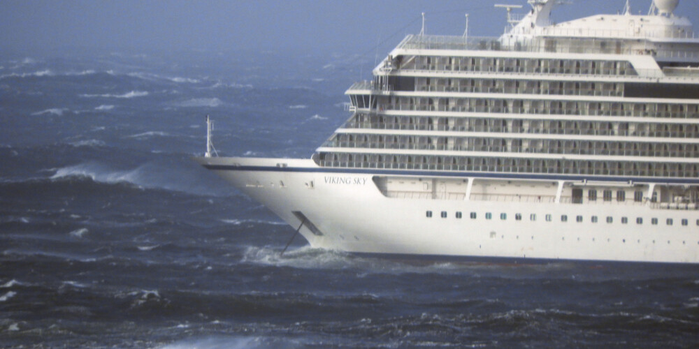 Kruīza kuģim Norvēģijas ūdeņos apstājies dzinējs; uzsākta ārkārtas pasažieru evakuācija