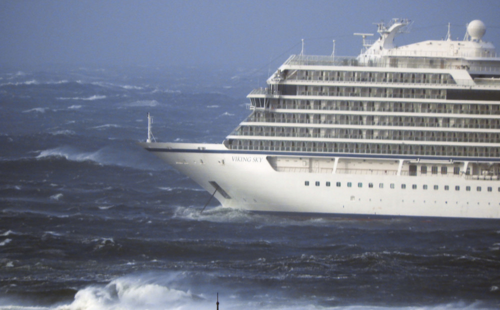 Kruīza kuģim Norvēģijas ūdeņos apstājies dzinējs; uzsākta ārkārtas pasažieru evakuācija