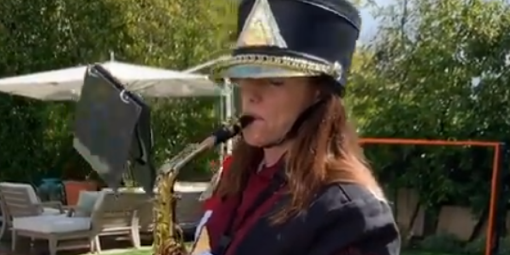Aktrise Dženifera Gārnere draudzenei Rīzai Viterspūnai dzimšanas dienā uzspēlē saksofonu