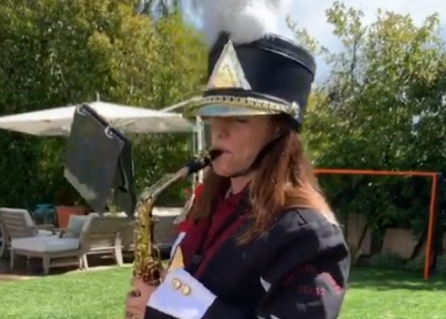 Aktrise Dženifera Gārnere draudzenei Rīzai Viterspūnai dzimšanas dienā uzspēlē saksofonu