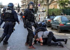 Kārtējie "dzelteno vestu" protesti Francijas pilsētās sestdien atsevišķās vietās noslēgušies ar sadursmēm starp policiju un demonstrantiem.