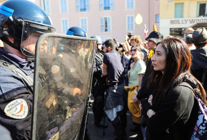 Kārtējie "dzelteno vestu" protesti Francijas pilsētās sestdien atsevišķās vietās noslēgušies ar sadursmēm starp policiju un demonstrantiem.