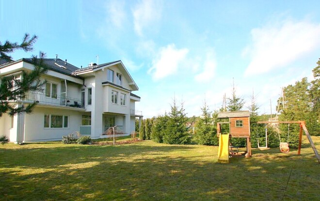 Kaldinot nopietnus nākotnes plānus kopā ar Lindu Krūmiņu, Hosams Abu Meri pirms nepilna gada kļuva par viena no dzīvokļu saimniekiem lepnajā projektā "Berģu muiža" Garkalnes novadā. Lai iegādātos apartamentus smalkajā "Berģu muižā", ekspolitiķis, ņemot kredītu bankā, jauno mājvietu ieķīlājis par nepilniem 203 tūkstošiem eiro.