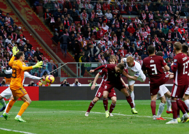 Latvijas futbolisti salūst un mača beigās zaudē Polijai