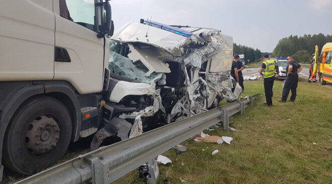 SUB mikroautobuss sadūrās ar kravas automašīnu "Scania".