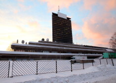 Latvijas televīzijas ēka ziemā.