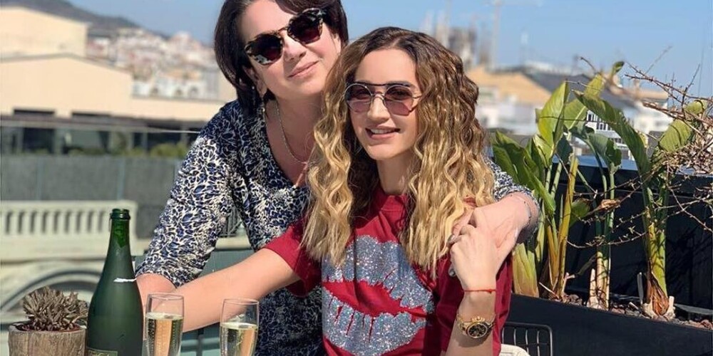 "Счастье, что в этот день я могу быть с тобой": Бузова подарила маме на день рождения поездку в Барселону