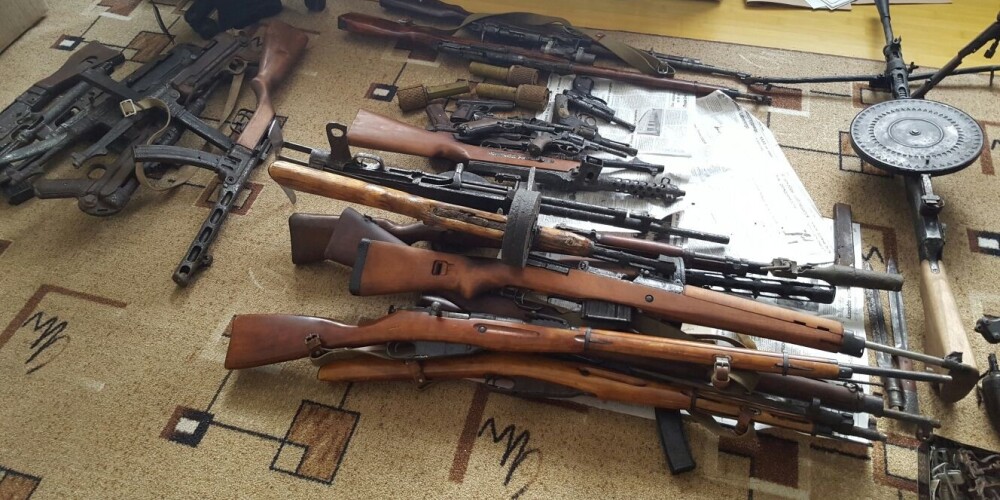 В Даугавпилсе задержан участник преступной группы: изъяты наркотики и целый склад оружия