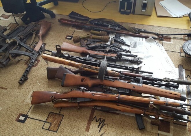 В Даугавпилсе задержан участник преступной группы: изъяты наркотики и целый склад оружия
