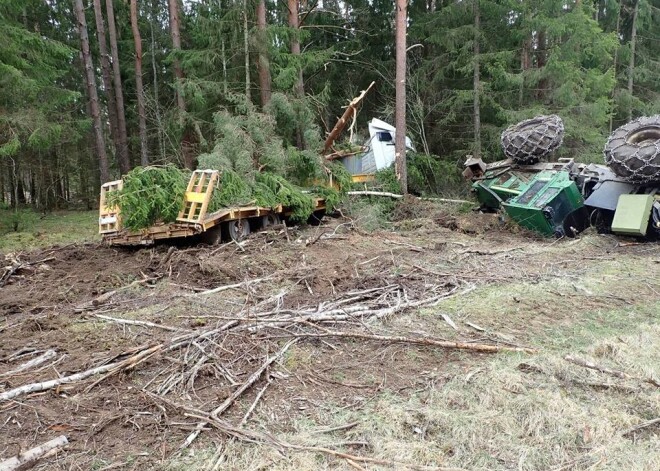 Pārsprāgusi riepa "Mercedes Benz" vadītāju pakļauj avārijas briesmām: vīrietis nogādāts slimnīcā