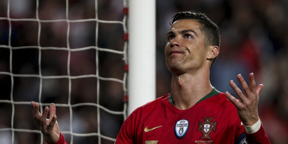Ronaldu gūst traumu Portugāles neizšķirtā pret Serbiju