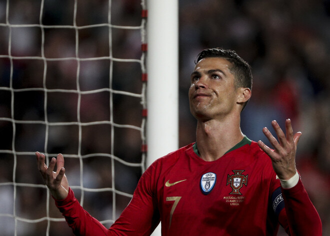 Ronaldu gūst traumu Portugāles neizšķirtā pret Serbiju