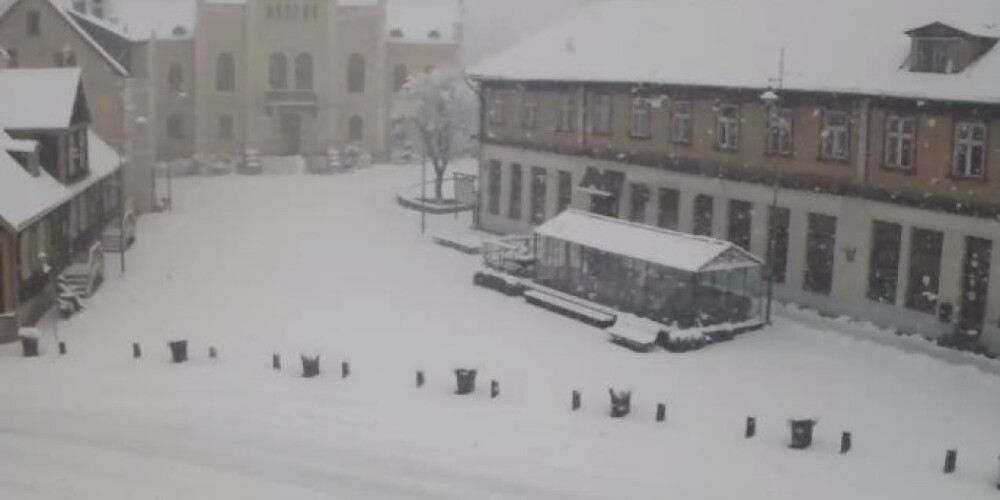 Фото и видео: Курземе засыпало снегом
