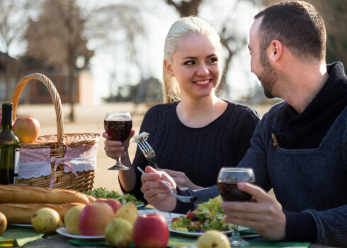 Parasti viss sākas pavisam nevainīgi. Attiecību sākumā cilvēks var slēpt savu patieso būtību vai iemīlēšanās karstumā daļēji apslāpēt savu dabu, izskatoties pievilcīgs, jauks un uzmanīgs. Taču, iekļūstot vardarbību attiecību apburtajā lokā, izkļūt no tām ir grūti.