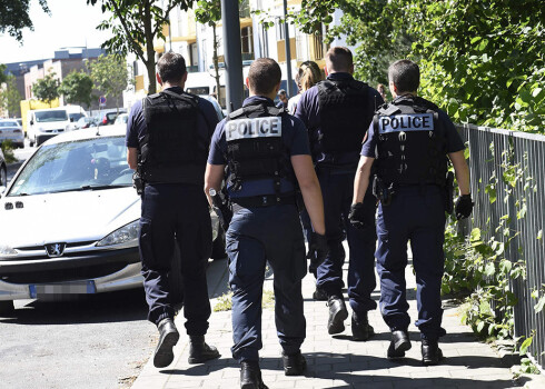  Policija aicināja cilvēkus neizplatīt tālāk nepatiesu informāciju un nekūdīt uz vardarbību.