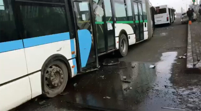 Pasažieru autobuss lielā ātrumā ietriecās automašīnu rindā.