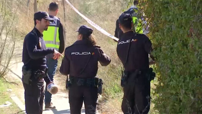 Spānijas policisti Madridē pārbauda Ziemeļkorejas vēstniecības apkārtni.