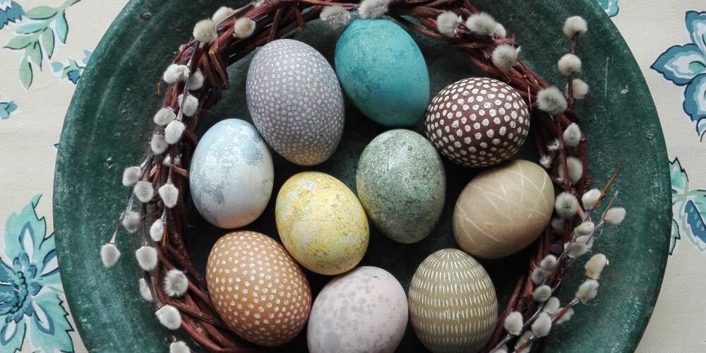 Lieldienas nāk: kā skaisti nokrāsot olas mellenēs un kumelītēs