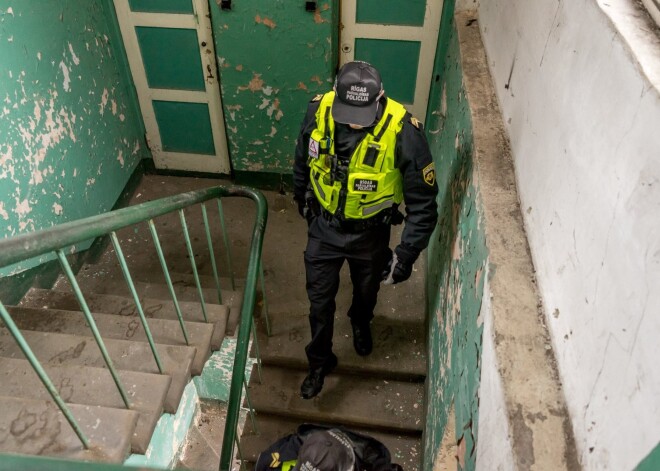 Sejā iemeta cigareti un draudēja ar nāvi - zīdaiņa māte izsauc policiju bailēs no sava bērna tēva