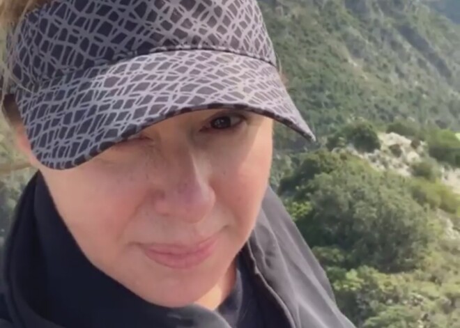 Видео: 54-летняя Алена Апина на отдыхе в Испании показала себя без косметики и фотошопа
