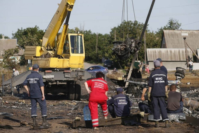 Speciālisti Ukrainas austrumos Malaizijas aviolainera notriekšanas vietā.