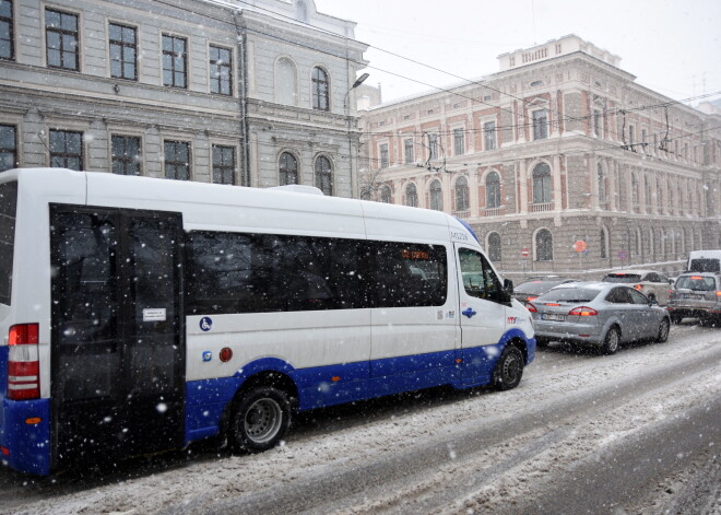 “Rīgas satiksme” vienojas ar “Rīgas mikroautobusu satiksmi” par iespējamām izmaiņām minibusu kustībā