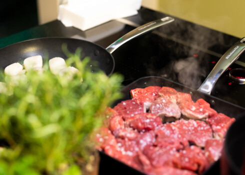 Zommers rāda, kā mājās pagatavot restorānu cienīgu steiku. RECEPTE + VIDEO