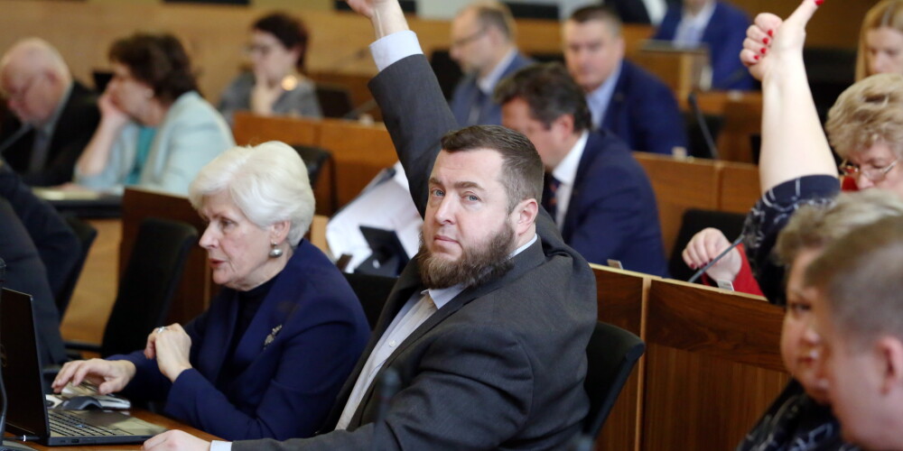 Gara diena Rīgas domē: deputāti jau piecas stundas diskutē par šī gada budžetu