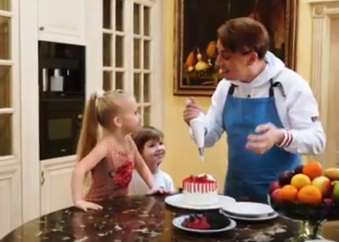 Видео: Максим Галкин снялся в рекламе вместе со своими 5-летними детьми