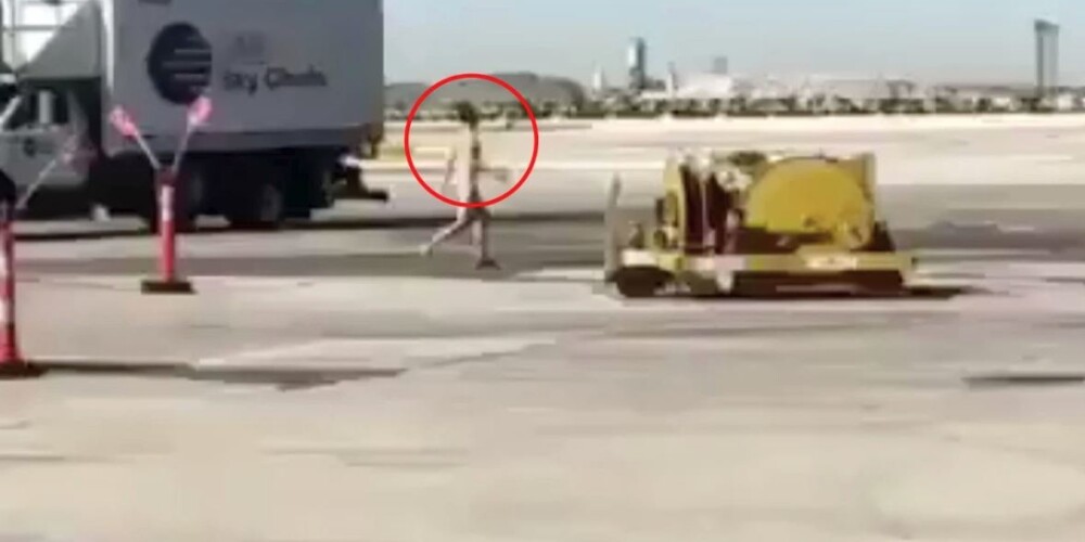 VIDEO: vīrietis Čikāgas lidostā izģērbjas kails un dodas pastaigā pa lidlauku