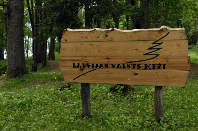 Uzraksts "Latvijas Valsts meži" pie Kokneses pilsdrupām.