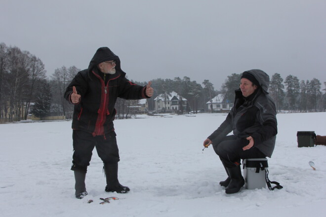 “Bet es noķēru tāāāādu zivi!” vecmeistars Gunārs Binde māca glupo iesācēju.