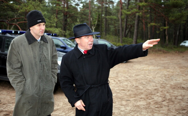2007. gada janvāris. Lembergs melnā lietus mētelī, kopā ar toreizējo ārlietu ministru Arti Pabriku apmeklējot vētras laikā Ventspils tuvumā uz sēkļa uzskrējušā sauskravas kuģa Golden Sky avārijas vietu.