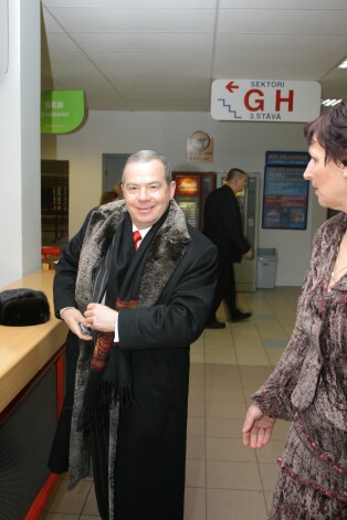 2006. gada janvāris. Braun & Co mētelī Lembergs ieradies uz Muzikālās bankas finālu Ventspilī.